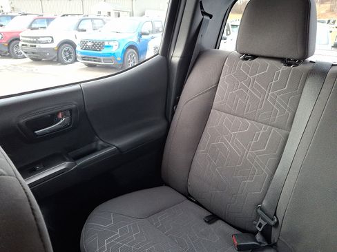 Used 2017 Toyota Tacoma TRD Off-Road image 18