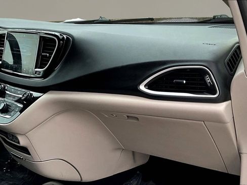 Used 2023 Chrysler Pacifica Touring-L image 25