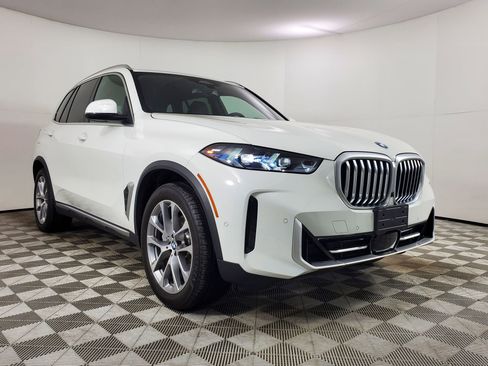 Used 2025 BMW X5 xDrive40i w/ Parking Assistance Package AWD/4WD image 2