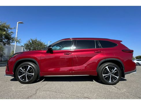 Used 2021 Toyota Highlander XSE FWD image 2