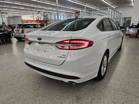 Used 2018 Ford Fusion SE w/ Equipment Group 602A FWD image 4