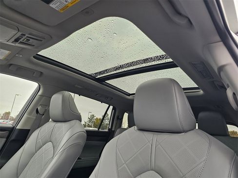 Used 2025 Toyota Highlander Platinum image 28