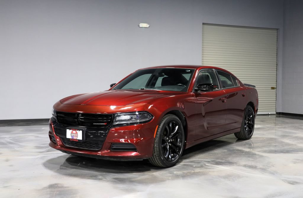 Used 2018 Dodge Charger SXT w/ Blacktop Package RWD image 3