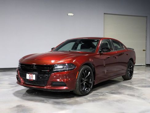 Used 2018 Dodge Charger SXT w/ Blacktop Package RWD image 3