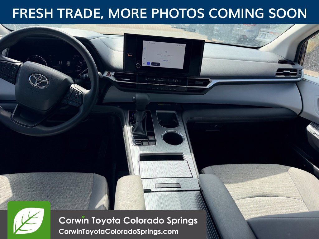 Used 2025 Toyota Sienna LE AWD/4WD image 11