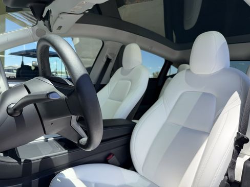 Used 2024 Tesla Model Y 2WD image 37