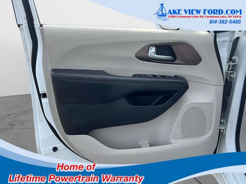 Used 2019 Chrysler Pacifica Touring-L Plus w/ Tire & Wheel Group FWD image 26