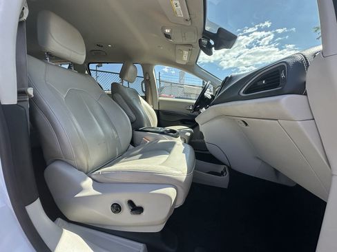 Used 2021 Chrysler Pacifica Touring-L FWD image 26