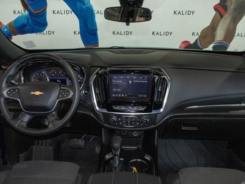 Used 2023 Chevrolet Traverse LT image 3