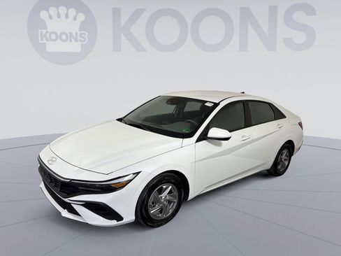Used 2024 Hyundai Elantra SE image 1