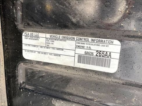 Used 2024 Jeep Grand Cherokee Laredo AWD/4WD image 30