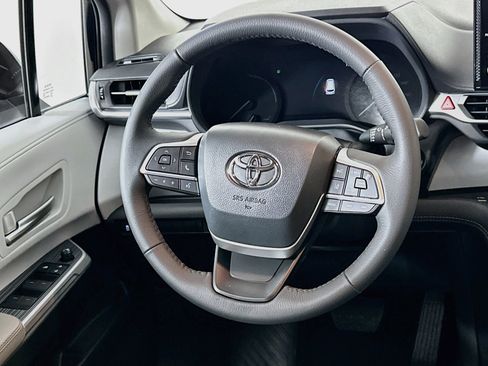 Used 2026 Toyota Sienna XLE FWD image 18