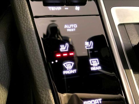 Used 2023 Porsche Cayenne w/ Premium Package image 37