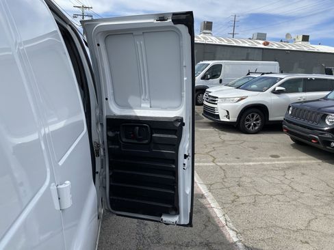 Used 2017 Chevrolet Express 2500 RWD image 22