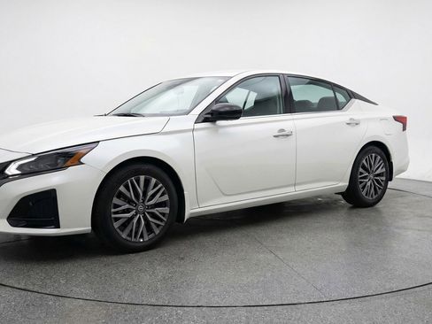 Used 2025 Nissan Altima 2.5 SV image 3