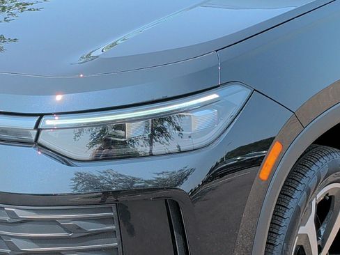 Certified 2025 Volkswagen Tiguan SE AWD/4WD image 16