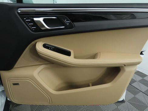 Certified 2025 Porsche Macan AWD/4WD image 28