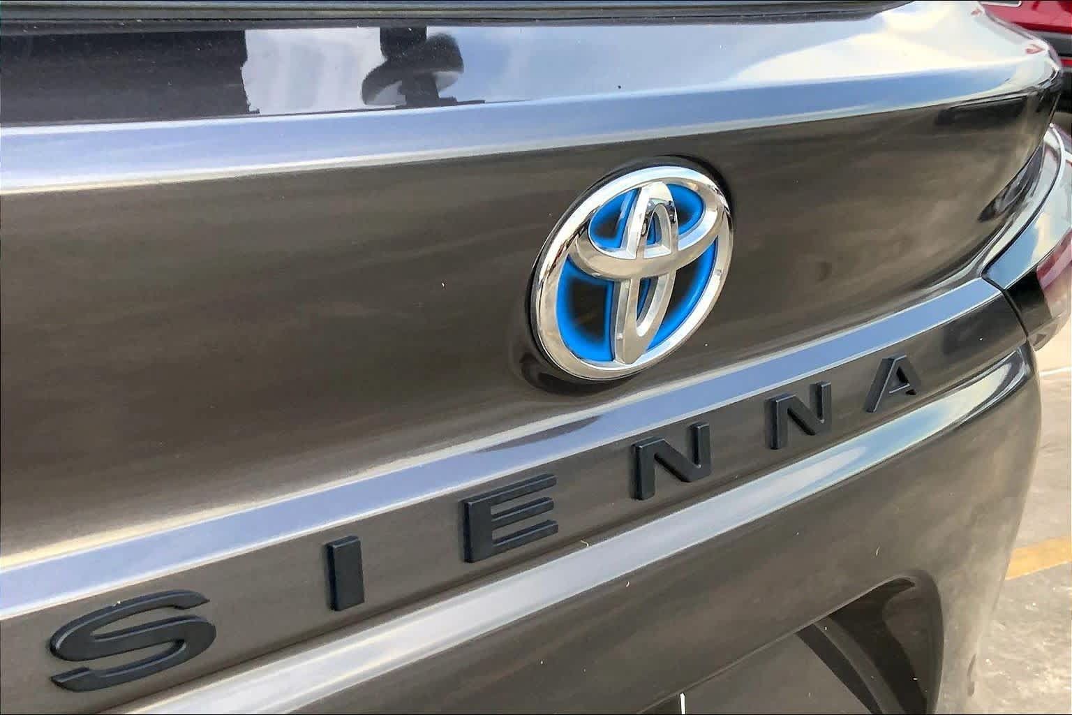 Certified 2025 Toyota Sienna XLE FWD image 30