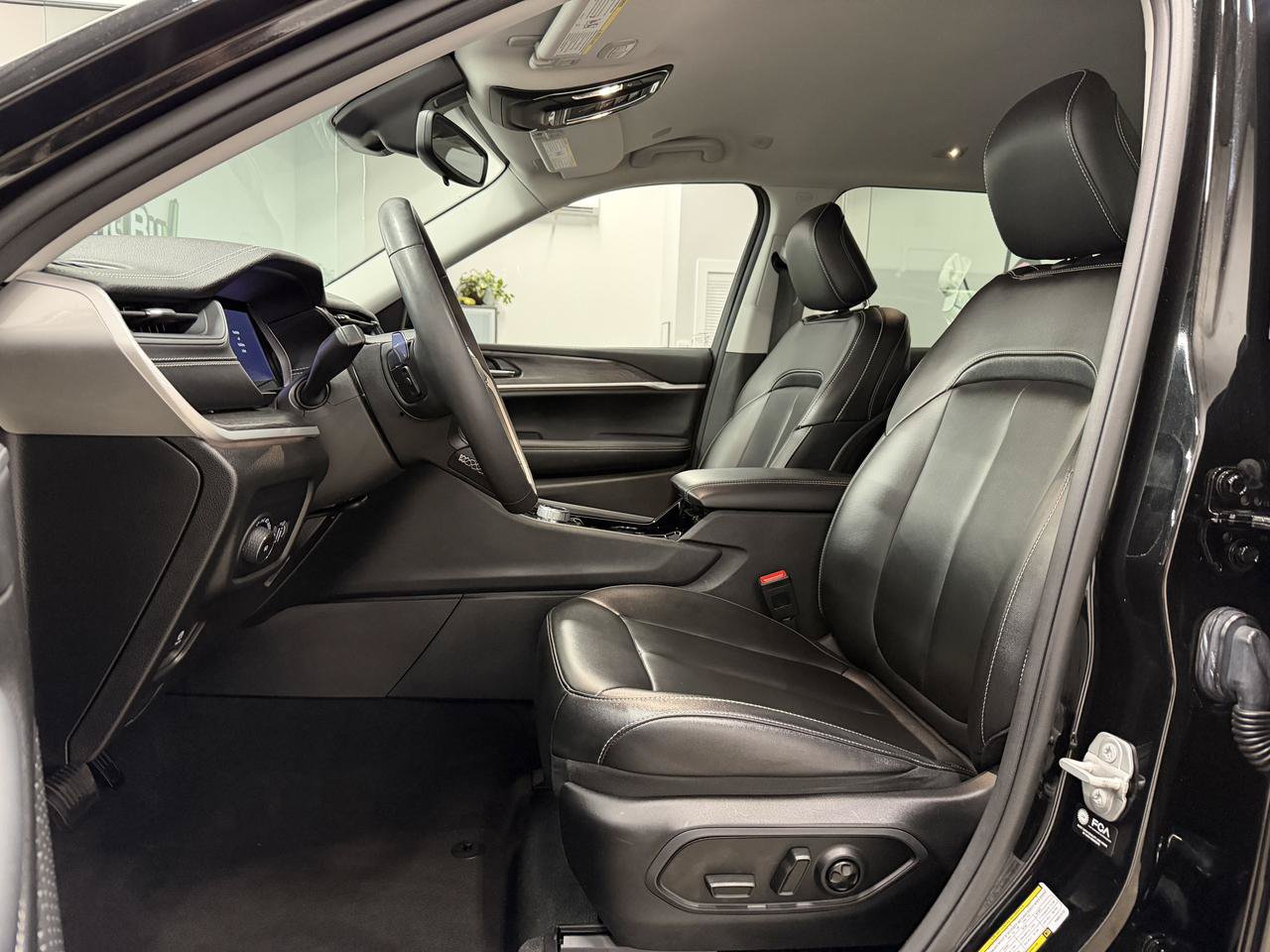 Used 2023 Jeep Grand Cherokee L Limited AWD/4WD image 8