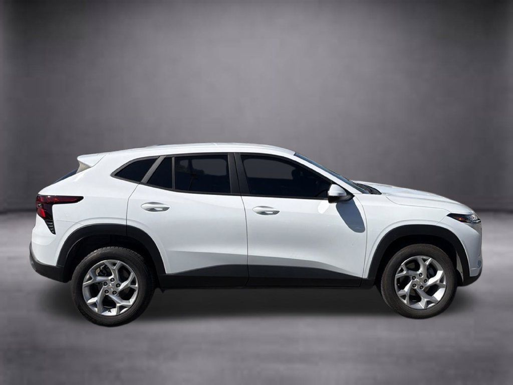 Used 2024 Chevrolet Trax LS w/ LS Convenience Package FWD image 3