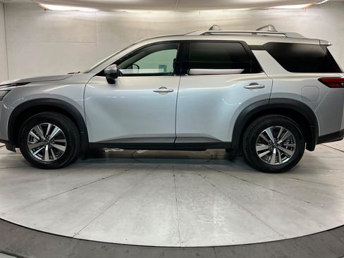 Used 2025 Nissan Pathfinder SL FWD image 2