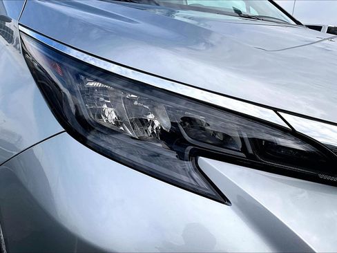 Used 2025 Toyota Sienna XLE w/ XLE Plus Package image 28