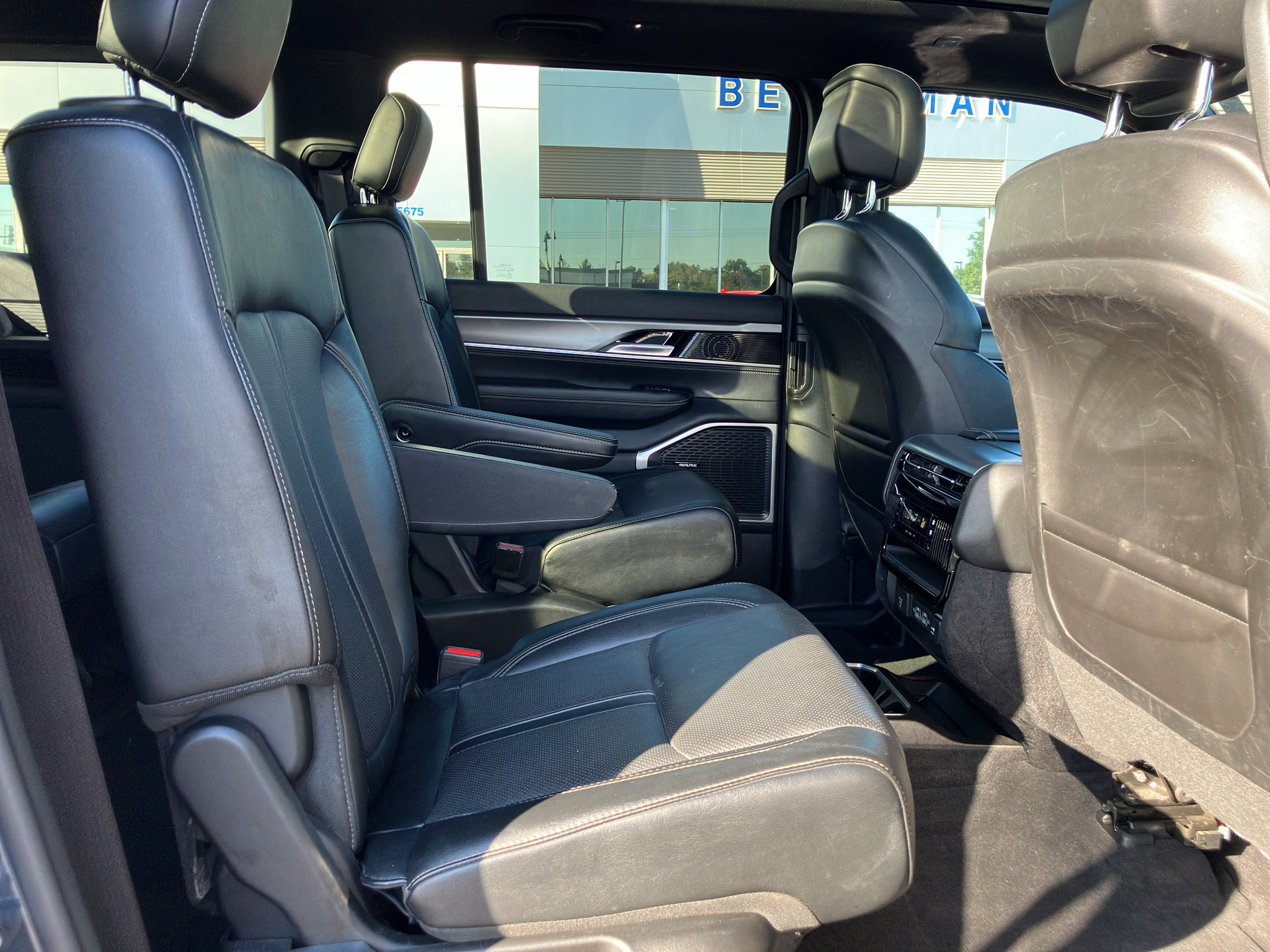 Used 2023 Jeep Wagoneer Series II AWD/4WD image 38