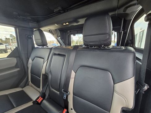 Used 2023 Ford Bronco Wildtrak image 16
