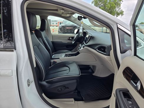 Used 2024 Chrysler Pacifica Limited w/ Uconnect Theater Family Group FWD image 23