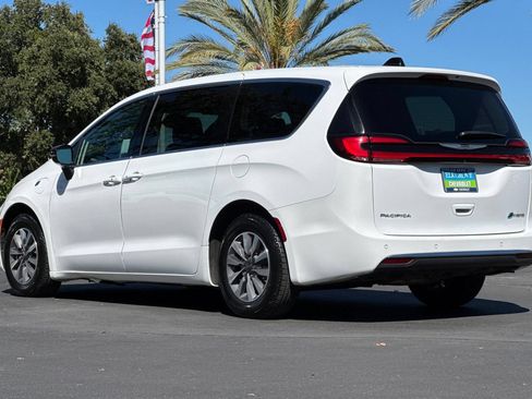 Used 2024 Chrysler Pacifica Limited FWD image 5