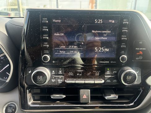 Used 2020 Toyota Highlander XLE AWD/4WD image 17