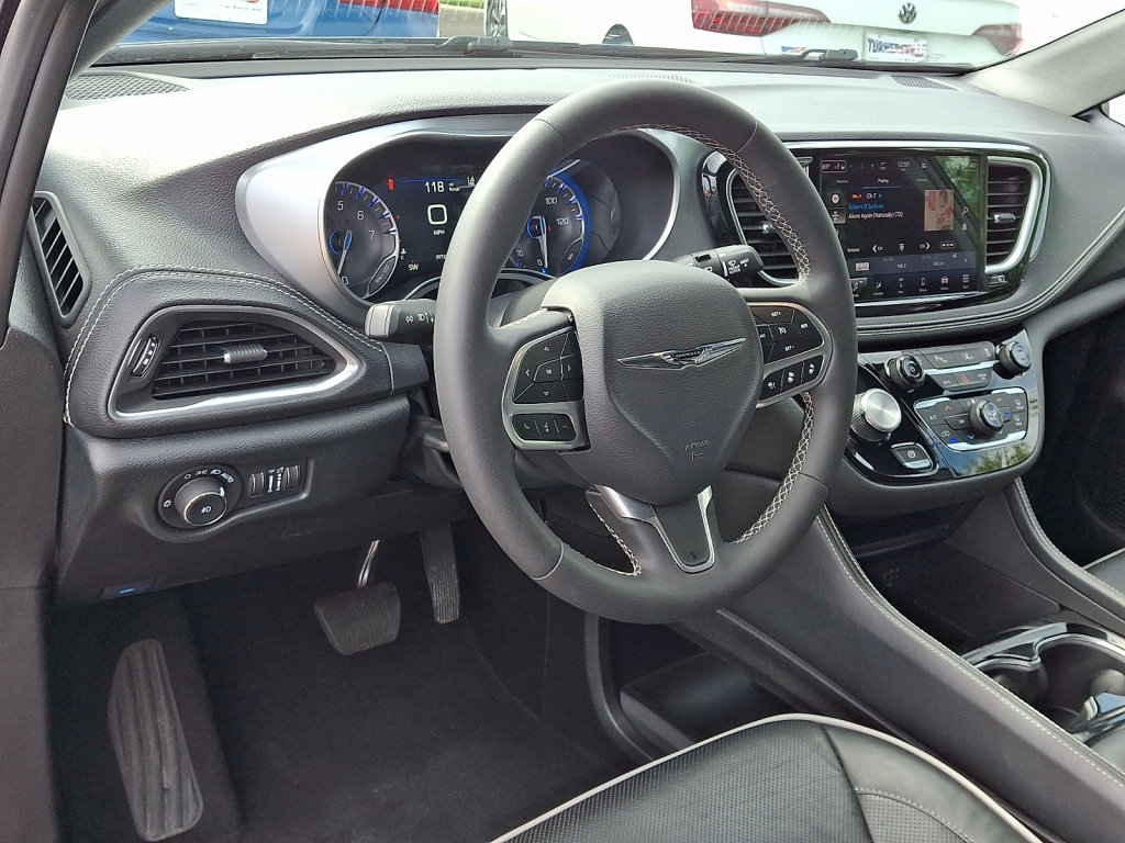 Certified 2026 Chrysler Pacifica Limited FWD image 25