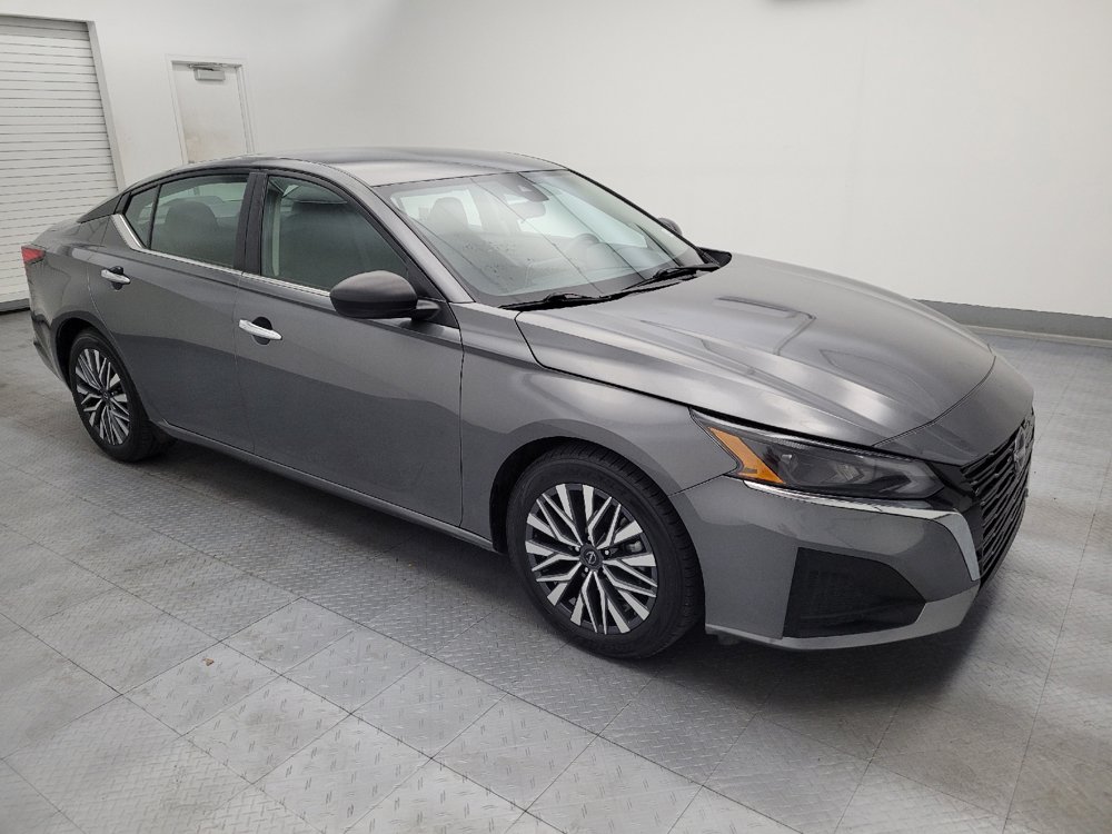 Used 2025 Nissan Altima 2.5 SV FWD image 11