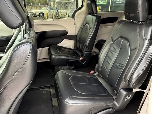 Used 2017 Chrysler Pacifica Touring-L image 10