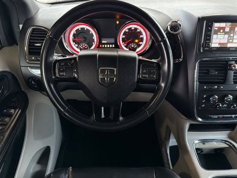 Used 2017 Dodge Grand Caravan SXT image 19