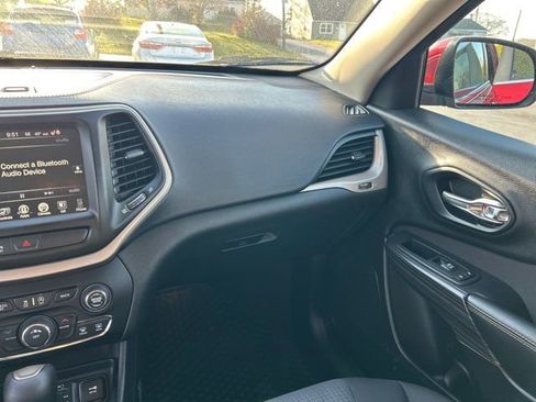 Used 2017 Jeep Cherokee Latitude w/ Safety/Convenience Group image 30