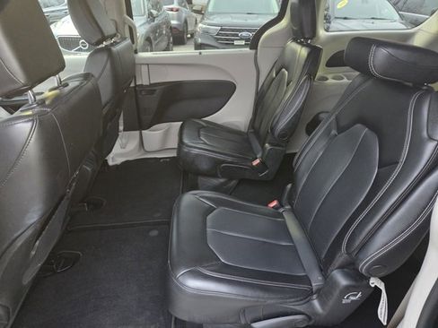 Used 2023 Chrysler Pacifica Touring-L image 27