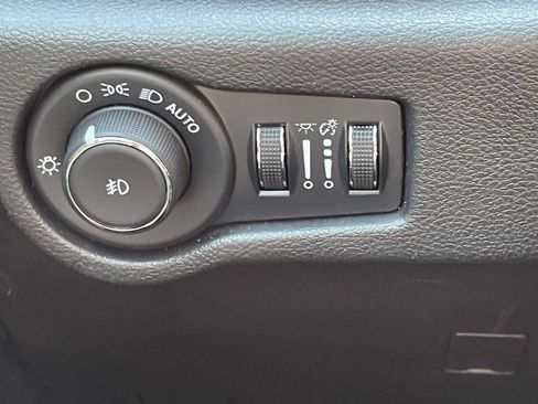 Certified 2025 Chrysler Pacifica Select FWD image 25