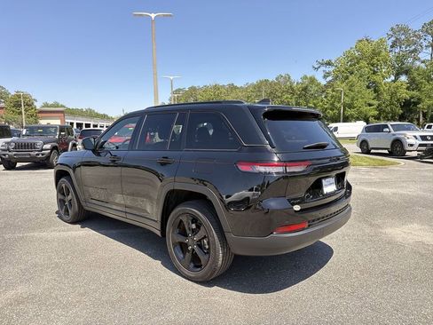 Used 2023 Jeep Grand Cherokee Altitude AWD/4WD image 6
