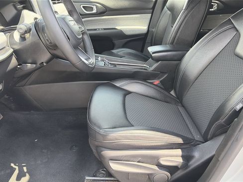 Used 2024 Jeep Compass Latitude AWD/4WD image 15