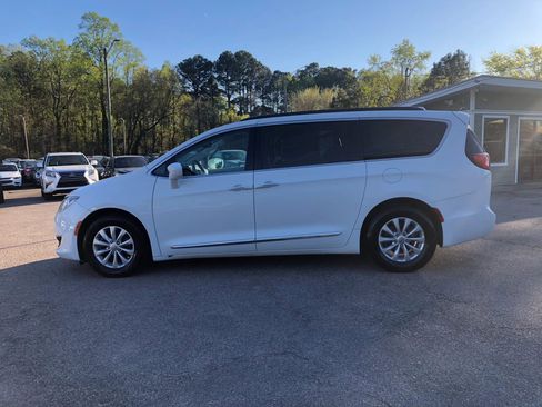 Used 2017 Chrysler Pacifica Touring-L image 6