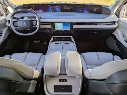 Used 2025 Lincoln Navigator Reserve image 18