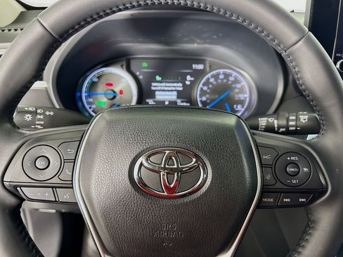 Used 2023 Toyota Venza LE image 16