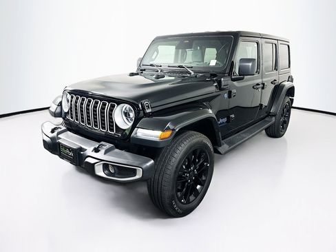 Used 2025 Jeep Wrangler Sahara image 3
