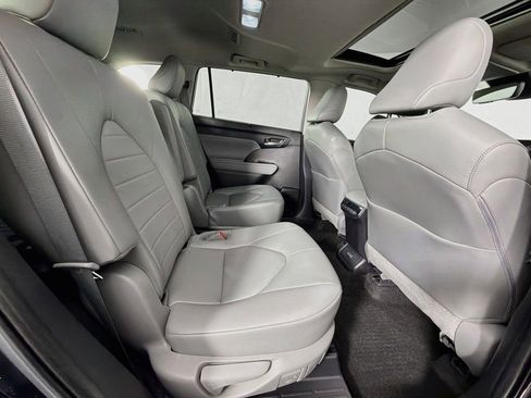 Used 2023 Toyota Highlander XLE FWD image 32
