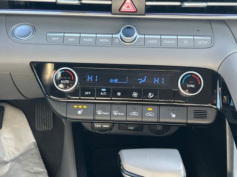 Certified 2025 Hyundai Elantra SEL image 33