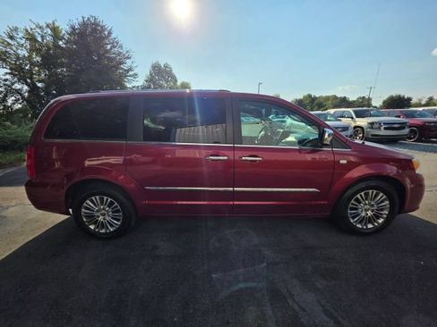 Used 2014 Chrysler Town & Country Touring-L FWD image 4