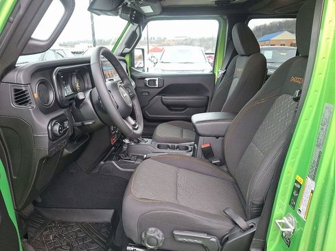 Used 2025 Jeep Gladiator Mojave w/ Convenience Group AWD/4WD image 13