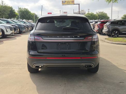 Used 2022 Lincoln Nautilus FWD w/ Premium Package image 4