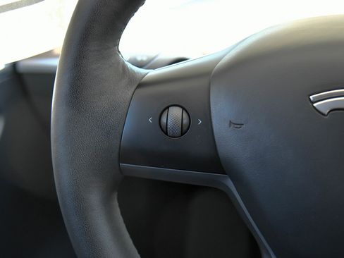 Used 2023 Tesla Model Y Long Range AWD/4WD image 29